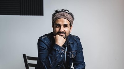 Vir Das also complained about broken tables and leg rests. (Instagram.com/virdas)