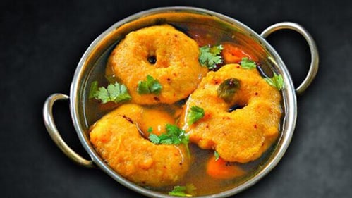 Medu vada served with flair at Saravanaa Bhavan.
