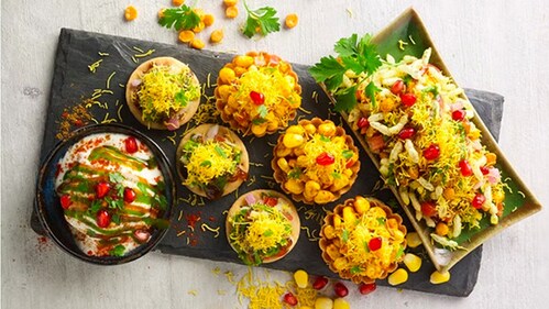 Enjoy Sindhi chaats just steps away from the lake at Kailash Parbat.