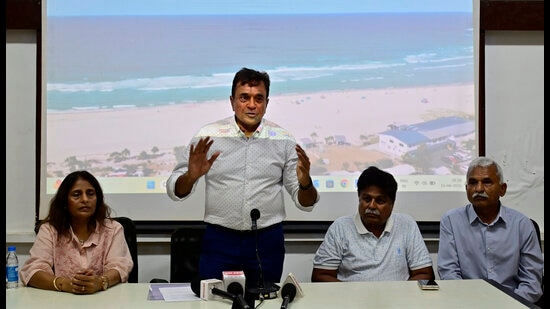Juhu residents Ushaben, Himanshu Mehta, Ummed Nahata and Jayantilal Patel addressed a press conference on Tuesday (Anshuman Poyrekar/ Hindustan Times)