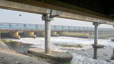 A froth-filled Yamuna at Kalindi Kunj on Wednesday. (Sunil Ghosh/HT) A froth-filled Yamuna at Kalindi Kunj on Wednesday. (Sunil Ghosh/HT)