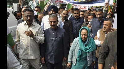 Chief minister Sukhvinder Singh Sukhu, State Congress president Pratibha Singh, rural development minister Anirudh Singh, public works minister Vikramaditya Singh, several MLAs, senior party leaders, and party workers participated in the protest. (HT Photo)