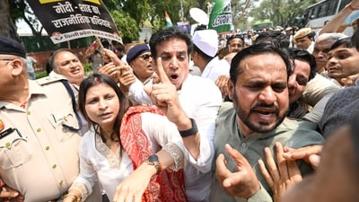 Congress launched massive protests across the country against the central government and investigative agencies. The protest follows the ED filing a chargesheet against Rahul, Sonia and other Congress leaders in connection with the National Herald case. (Hindustan Times) Congress launched massive protests across the country against the central government and investigative agencies. The protest follows the ED filing a chargesheet against Rahul, Sonia and other Congress leaders in connection with the National Herald case. (Hindustan Times)