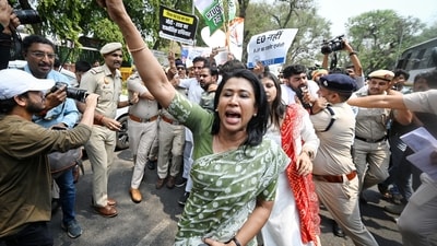 Congress workers protesting against the Central government and central agencies outside the party's office in New Delhi were detained by the police. (Hindustan Times ) Congress workers protesting against the Central government and central agencies outside the party's office in New Delhi were detained by the police. (Hindustan Times )