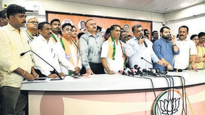In the presence of BJP working president Ravindra Chavan (with mic), Subhash Patil (blue shirt) and other key PWP leaders joined the BJP. In the presence of BJP working president Ravindra Chavan (with mic), Subhash Patil (blue shirt) and other key PWP leaders joined the BJP.