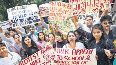 Parents protest outside the DoE office at Delhi Vidhan Sabha on Wednesday. (Arvind Yadav/HT photo) Parents protest outside the DoE office at Delhi Vidhan Sabha on Wednesday. (Arvind Yadav/HT photo)