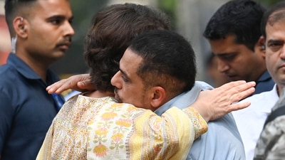 Businessman Robert Vadra, accompanied by his wife, Congress MP Priyanka Gandhi, visited the Enforcement Directorate office on APJ Abdul Kalam Road in New Delhi on Wednesday. (Hindustan Times) Businessman Robert Vadra, accompanied by his wife, Congress MP Priyanka Gandhi, visited the Enforcement Directorate office on APJ Abdul Kalam Road in New Delhi on Wednesday. (Hindustan Times)