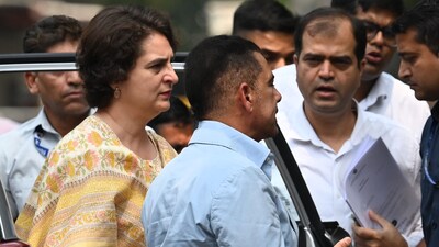 Vadra reached the ED office around 11 am, accompanied by his wife Priyanka Gandhi Vadra, the Congress MP from Kerala's Wayanad. The two exchanged hugs before Robert Vadra went inside. (Hindustan Times) Vadra reached the ED office around 11 am, accompanied by his wife Priyanka Gandhi Vadra, the Congress MP from Kerala's Wayanad. The two exchanged hugs before Robert Vadra went inside. (Hindustan Times)
