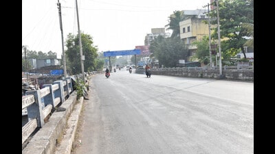 The HC took note of the grievance of the residents raised in the PIL and directed the PMC and other respondents to take immediate action for land acquisition and opening of the bridge. (HT) The HC took note of the grievance of the residents raised in the PIL and directed the PMC and other respondents to take immediate action for land acquisition and opening of the bridge. (HT)