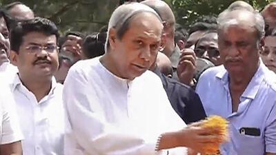 Biju Janata Dal president Naveen Patnaik pays floral tribute to his father and former Odisha chief minister Biju Patnaik on his death anniversary in Bhubaneswar on April 17 (PTI) Biju Janata Dal president Naveen Patnaik pays floral tribute to his father and former Odisha chief minister Biju Patnaik on his death anniversary in Bhubaneswar on April 17 (PTI)