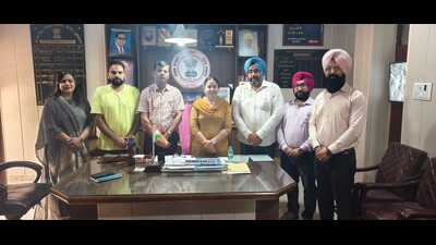 District education officer Ravinder Kaur with six government school teachers who attended training in Finland. (HT Photo) District education officer Ravinder Kaur with six government school teachers who attended training in Finland. (HT Photo)