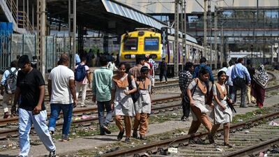 Mumbai, India. Apr 17, 2025: School Students and pedestrians were crossing the railway track near Mahim Railway Station after Western Railway closed the foot overbridge (FOB) for repair. Mumbai, India. Apr 17, 2025. (Photo by Raju Shinde/HT Photo) (Hindustan Times)