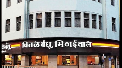 The counterfeit bakarwadi packets were allegedly displayed for sale. (chitalebandhu.in) The counterfeit bakarwadi packets were allegedly displayed for sale. (chitalebandhu.in)