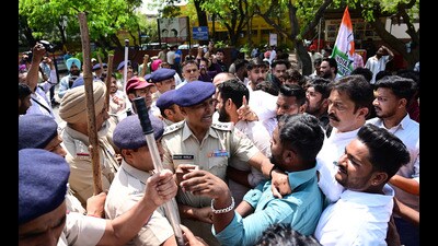 The protest comes after ED filed a chargesheet on April 9 against Congress leaders Sonia and Rahul Gandhi in the National Herald case for allegedly laundering money. (Ravi Kumar/HT) The protest comes after ED filed a chargesheet on April 9 against Congress leaders Sonia and Rahul Gandhi in the National Herald case for allegedly laundering money. (Ravi Kumar/HT)