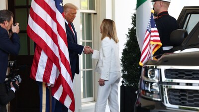 U.S. President Donald Trump greets Italian Prime Minister Giorgia Meloni upon her arrival at the White House in Washington, D.C., U.S., April 17, 2025. REUTERS/Evelyn Hockstein (REUTERS)