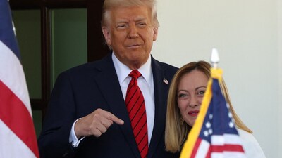 U.S. President Donald Trump greets Italian Prime Minister Giorgia Meloni upon her arrival at the White House in Washington, D.C., U.S., April 17, 2025. REUTERS/Kevin Lamarque (REUTERS)