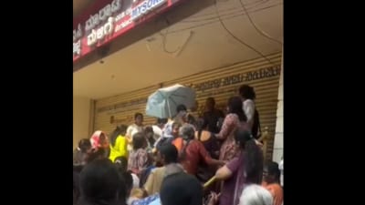 A crowd of women can be seen standing patiently outside a KSIC showroom. (Instagram/Triveni Gowda) A crowd of women can be seen standing patiently outside a KSIC showroom. (Instagram/Triveni Gowda)