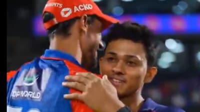 Yashasvi Jaiswal meets Mitchell Starc after DC vs RR (RR) Yashasvi Jaiswal meets Mitchell Starc after DC vs RR (RR)