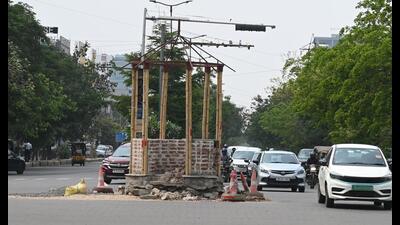 An underpass is being built at Gurugram’s Bakhtawar Chowk in the first phase of metro construction. (PARVEEN KUMAR)