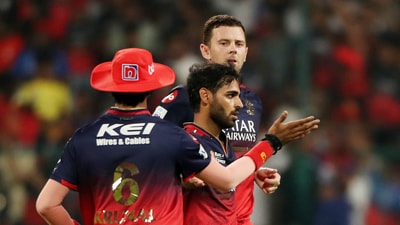 Batting proved to be a tough task for PBKS as well and their explosive openers were kept quiet early on. Bhuvneshwar Kumar eventually dismissed Prabhsimran Singh in the third over.&nbsp; (REUTERS)