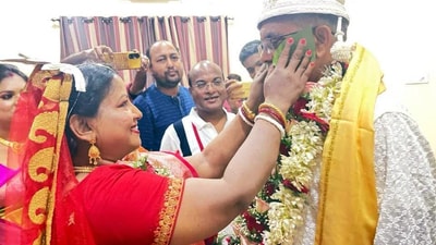 Bharatiya Janata Party (BJP) leader Dilip Ghosh ties the knot with party leader Rinku Majumdar in an intimate Vedic ceremony, in Kolkata on Friday. ((ANI Photo)) Bharatiya Janata Party (BJP) leader Dilip Ghosh ties the knot with party leader Rinku Majumdar in an intimate Vedic ceremony, in Kolkata on Friday. ((ANI Photo))