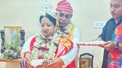 Senior BJP leaders, including the party's state president, Sukanta Majumdar, visited Ghosh's residence in New Town in the morning to wish him. (PTI) Senior BJP leaders, including the party's state president, Sukanta Majumdar, visited Ghosh's residence in New Town in the morning to wish him. (PTI)