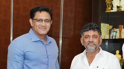 Anil Kumble (L), DK Shivakumar (R) (X/DK Shivakumar)