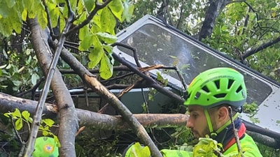 A cable broke on the link taking tourists from the town of Castellammare di Stabia, on the Gulf of Naples, to Mount Faito, about three kilometers (1.8 miles) away, reports said. (AFP/Corpo Nazionale Soccorso Alpino e Speleologico (CNSAS)) A cable broke on the link taking tourists from the town of Castellammare di Stabia, on the Gulf of Naples, to Mount Faito, about three kilometers (1.8 miles) away, reports said. (AFP/Corpo Nazionale Soccorso Alpino e Speleologico (CNSAS))