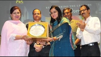 Late comedian and PEC alumnus Jaspal Bhatti’s wife Savita Bhatti receiving a plaque from UT education secretary Prerna Puri at the college in Chandigarh on Friday. (Sant Arora/HT) Late comedian and PEC alumnus Jaspal Bhatti’s wife Savita Bhatti receiving a plaque from UT education secretary Prerna Puri at the college in Chandigarh on Friday. (Sant Arora/HT)