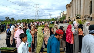 The report showed that 172,144 individuals left the country between January and March in search of better work opportunities abroad. (Photo by Farooq NAEEM / AFP) (AFP/File) The report showed that 172,144 individuals left the country between January and March in search of better work opportunities abroad. (Photo by Farooq NAEEM / AFP) (AFP/File)