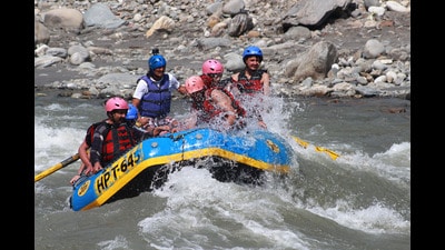 Tourists enjoying river rafting in the Beas River in Kullu. Riding on the increasing trend, the hoteliers in Himachal expect the more tourist footfall in May and June. (Aqil Khan/HT) Tourists enjoying river rafting in the Beas River in Kullu. Riding on the increasing trend, the hoteliers in Himachal expect the more tourist footfall in May and June. (Aqil Khan/HT)