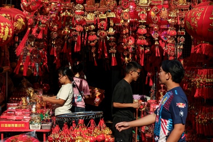 People shop ahead of the Chinese Lunar New Year celebrations in Bangkok's Chinatown, Thailand, January 27, 2025. REUTERS/Chalinee Thirasupa (REUTERS)