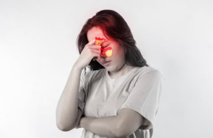 In addition to taking medication, doctors recommend avoiding bright lights, noises, and certain smells, which can exacerbate migraine symptoms. (Freepik) In addition to taking medication, doctors recommend avoiding bright lights, noises, and certain smells, which can exacerbate migraine symptoms. (Freepik)