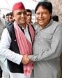 SP president Akhilesh Yadav meeting his party MP Ramji Lal Suman at the latter’s house in Agra on April 19. (HT photo)