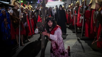 Rio De Janeiro, Brazil: On Good Friday, April 18, 2025, Luiz Henrique portrayed Jesus Christ in a powerful reenactment of the Way of the Cross during Holy Week celebrations at the Complexo do Alemão favela in Rio de Janeiro. ((AP Photo/Bruna Prado)) Rio De Janeiro, Brazil: On Good Friday, April 18, 2025, Luiz Henrique portrayed Jesus Christ in a powerful reenactment of the Way of the Cross during Holy Week celebrations at the Complexo do Alemão favela in Rio de Janeiro. ((AP Photo/Bruna Prado))