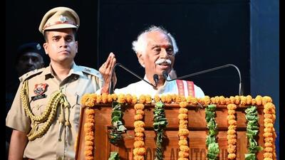 Haryana governor Bandaru Dattatraya speaking during the foundation day of Maharshi Dayanand University , Rohtak on Saturday. (HT Photo)