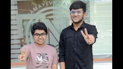 JEE Main Punjab topper Piusa Das (AIR-80) and Chandigarh topper Arnav Jindal (AIR-36) in Chandigarh on Saturday. (Ravi Kumar/HT) JEE Main Punjab topper Piusa Das (AIR-80) and Chandigarh topper Arnav Jindal (AIR-36) in Chandigarh on Saturday. (Ravi Kumar/HT)