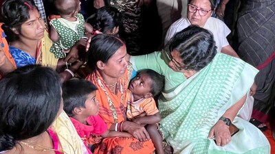 National Commission for Women (NCW) Chairperson Vijaya Rahatkar meets the families affected by the Murshidabad violence at a shelter home in Malda on Friday. ((ANI Photo)) National Commission for Women (NCW) Chairperson Vijaya Rahatkar meets the families affected by the Murshidabad violence at a shelter home in Malda on Friday. ((ANI Photo))