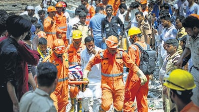 NDRF personnel rescue people trapped under the debris of the collapsed building in Dayalpur, Mustafabad in Delhi on Saturday. (Sanchit Khanna/HT Photo) NDRF personnel rescue people trapped under the debris of the collapsed building in Dayalpur, Mustafabad in Delhi on Saturday. (Sanchit Khanna/HT Photo)