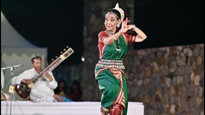 Odissi dancer Madhavi Mudgal performing at Sunder Nursery on Friday. (Hindustan Times/ Raj K Raj/) Odissi dancer Madhavi Mudgal performing at Sunder Nursery on Friday. (Hindustan Times/ Raj K Raj/)