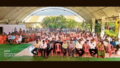 Only near and dear ones attended the registered marriage at Nashik on March 24. However, within five days, the newlywed left the man and took away with her cash and jewellery worth ₹3 lakh. (HT) Only near and dear ones attended the registered marriage at Nashik on March 24. However, within five days, the newlywed left the man and took away with her cash and jewellery worth ₹3 lakh. (HT)