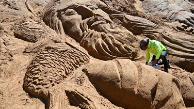 Bolivia: During Holy Week celebrations at the Arenales of Cochiraya, just outside Oruro, Bolivia, a visual artist crafted a sand sculpture depicting the moment when Jesus multiplied the loaves and fish. The intricate artwork served as a reflection of faith and the miracle celebrated during this sacred time.&nbsp; (REUTERS/Claudia Morales)