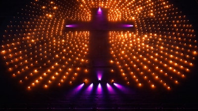 Malta: On April 16, 2025, during Holy Week celebrations in Valletta, Malta, an impressive installation in the shape of a cross was illuminated by burning torches. REUTERS/Darrin Zammit Lupi (REUTERS)