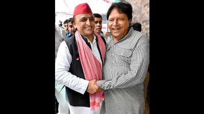 SP president Akhilesh Yadav meeting his party MP Ramji Lal Suman at the latter’s house in Agra on April 19. (HT photo)
