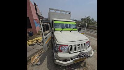 The pick-up vehicle in which the accused were trying to cross the border into UP near Manglora police post of Karnal on Saturday. (HT Photo)