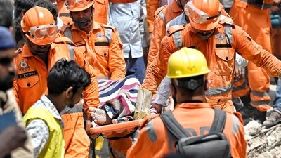 Scene from the rescue operation at the Mustafabad building collapse site. (Sanchit Khanna/Hindustan Times) Scene from the rescue operation at the Mustafabad building collapse site. (Sanchit Khanna/Hindustan Times)