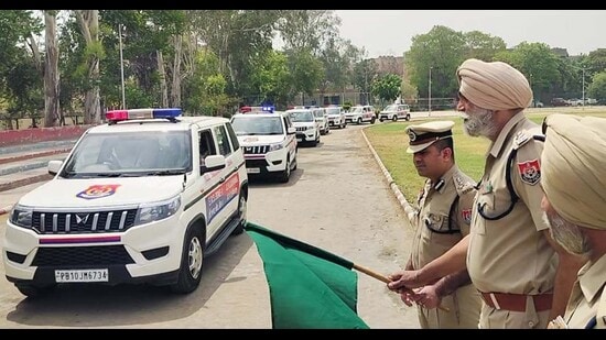 Ludhiana police commissioner Swapan Sharma with other senior police officials flagging off emergency response vehicles at the Police Lines in Ludhiana on Saturday. (HT Photo)