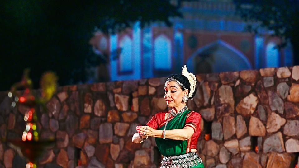 Vidushi Madhavi Mudgal performed an Odissi repertoire signifying the Guru-Shishya tradition (Hindustan Times/Raj K Raj) Vidushi Madhavi Mudgal performed an Odissi repertoire signifying the Guru-Shishya tradition (Hindustan Times/Raj K Raj)