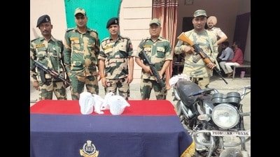 BSF troops with the recovered heroin in Ferozepur. (HT Photo)