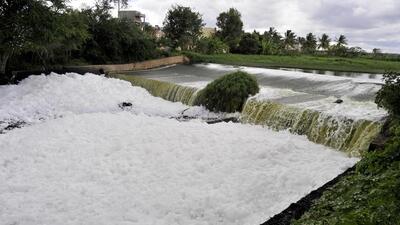 In 2015, Bellandur lake started frothing because of unchecked dumping of sewage and industrial effluents. (HT archive) In 2015, Bellandur lake started frothing because of unchecked dumping of sewage and industrial effluents. (HT archive)